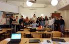 José María Morales posa junto a sus alumnos en un aula del Solna Gymnasium de Estocolmo.