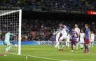 Momento en el que Araújo remata de cabeza y anota el tanto de empate para el Barcelona