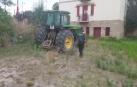 Un agente de la Guardia Civil, junto al tractor sustraído.
