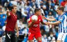 El técnico del Sevilla, Julen Lopetegui (izda.) gesticula ante su jugador, Erik Lamela que pugan por el balón con el realista Aihen Muñoz