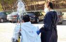 La enfermera Elena Torres, con el paciente, en el exterior del hospital