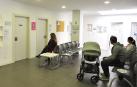 Un grupo de personas aguardan en la sala de espera de la consulta de Pediatría en el Centro de Salud de Peralta