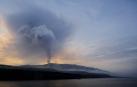 Columnas de humo y cenizas emergen del volcán en una imagen tomada este martes desde la localidad de Tazacorte, en la isla de La Palma