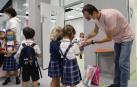 Un profesor da gel a dos niñas en el Colegio Vedruna de Pamplona