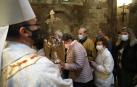 El obispo de San Sebastián, José Ignacio Munilla, sostiene la efigie de San Miguel de Aralar al paso de un grupo de devotos