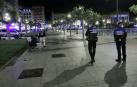 Dos policías municipales patrullan en la plaza del Castillo, en Pamplona.