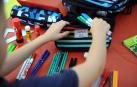 Un niño prepara su material escolar