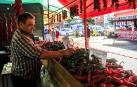 Hasta seis variedades de pimiento se pueden encontrar estos días en los puestos del mercado de Puente la Reina