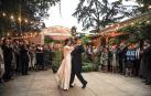 María y Borja dieron ayer inicio al baile en una zona exterior del Hotel Villa Marcilla. Los invitados y novios se quitaron las macascarillas durante unos instantes para la fotografía. Eligieron el Vals de Astrain