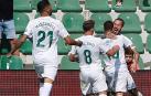 El delantero argentino del Elche, Dario Ismael Benedetto (d) celebra su tanto contra el Celta de Vigo