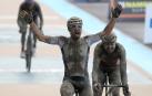 Sonny Colbrelli, cubierto de barro, celebra su victoria en la meta de Roubaix