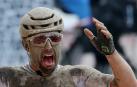 Colbrelli, completamente embarrado, grita tras cruzar la meta en la París-Roubaix