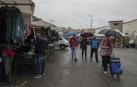 Los asistentes ayer al mercadillo de Landaben pudieron disfrutar de unas medidas sanitarias más relajadas, a pesar del mal tiempo