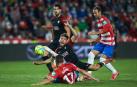 Joaquin Jose Marin "Quini" del Granada y Munir El Haddadi del Sevilla, en una acción del partido.