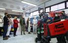 Un momento de la visita a la Escuela Sectorial de Aprendices de reparación de vehículos, en el centro Iturrondo