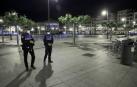 Dos agentes municipales patrullan por Pamplona