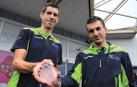 DOS BUENOS VETERANOS QUE SE REENCUENTRAN. Imanol Erviti, junto con Gorka Izagirre en el aeropuerto de Biarritz tras un Tour de Francia de 2015. En la temporada 2022 ambos aportarán experiencia al equipo
BIARRIZ