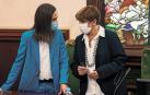 Las concejalas de NA+ María Echávarri (izq.) y Ana Elizalde conversan este jueves antes del pleno