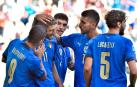 Futbolistas italianos felicitan a Berardi, autor del segundo gol