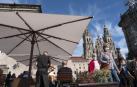Clientes en la terraza de un bar, en la plaza del Obradoiro de Santiago de Compostela