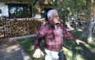Julián Lizarraga explica cómo sintió el terremoto, ayer frente a su casa en Lizoáin.
