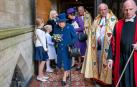 La reina Isabel II del Reino Unido apareció este martes usando un bastón por primera vez en un acto público, al asistir a un servicio religioso en la abadía de Westminster