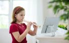 Una niña tocando la flauta