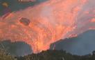 Las imágenes muestran la espectacularidad del momento y cómo la lava se desborda a una gran velocidad y con gran potencia