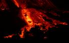 Imagen de la lava cayendo por el volcán de Cumbre Vieja