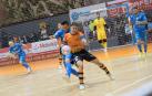 El jugador tudelano del Aspil Uge, quien ayer ejerció de capitán ante la baja de David García, protege un balón ante el acoso de un rival.