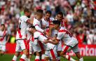 Mario Hernández celebra su gol con sus compañeros