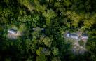 Vista aérea de una comunidad indígena en la selva amazónica