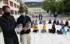 Técnicos de Ilundáin con los dos ejemplares de halcón peregrino el día que llegaron a Ansoáin. Les observan escolares de Ezkaba