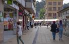 Varias personas pasean por las calles de Estella