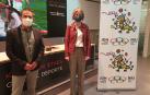 Primitivo Sánchez, subdirector del Instituto Navarro del Deporte y la consejera de Cultura y Deporte, Rebeca Esnaola, junto a un cartel con el logotipo y la mascota de los juegos