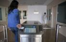 Una trabajadora registra su entrada a la empresa mediante un sistema de tarjeta de acceso