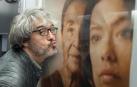 avid Martín, director de La vida era eso, ‘besa’ el cartel de la película en el cine Moncayo
