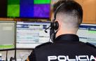 Un agente de la Policía Nacional respondiendo a llamadas al 091