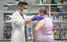 Una vecina de la zona básica de Aoiz recibe la vacuna de la gripe en el centro de salud