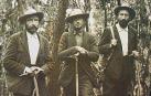 El duque de los Abruzzos, rodeado por sus guías César Ollier y Joseph Petigax, en las montañas Ruwenzori