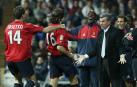 2004. Pablo García se acerca al banquillo para celebrar el 0-2