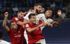 Duelo aéreo entre David García, Unai García y Torró con Militao y Benzemá