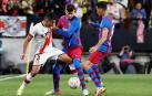 Radamel Falcao pelea por el balón con Gerard Piqué y Sergio Busquets durante el encuentro