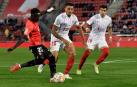 Los sevillistas Diego Carlos y Marcos Acuña disputan un balón a Ndiaye, del Mallorca, en el partido disputado este miércoles en Son Moix