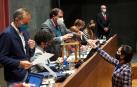 Un momento de la votación en el Parlamento foral
