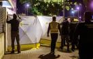 Efectivos de la Guardia Civil trabajan en la vivienda donde han ocurrido los hechos