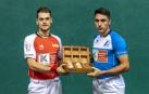 Unai Laso y Peio Etxeberria posan con las cuatro pelotas que pondrán en juego hoy en la semifinal del Cuatro y Medio