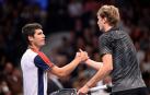 Alexander Zverev saluda al español Carlos Alcaraz después de vencerle en el Torneo de Viena