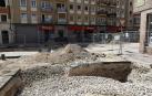 Imagen de las obras en el barrio, con socavones para reparar la red de saneamiento