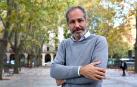 Josecho Vélaz, presidente del COAVN, posa en la plaza de la Libertad -antigua Conde de Rodezno- junto al monumento a Los Caídos